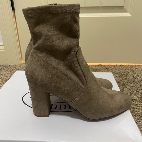 Steve Madden soft suede boots. - Picture 4 of 5
